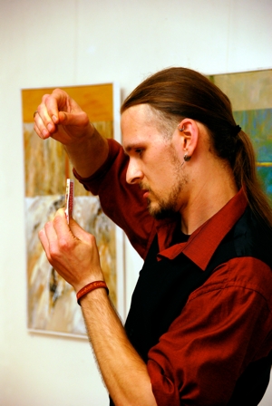 Der Künstler Jan Dober spielt in einer Berliner Galerie sein Kriminalprogramm